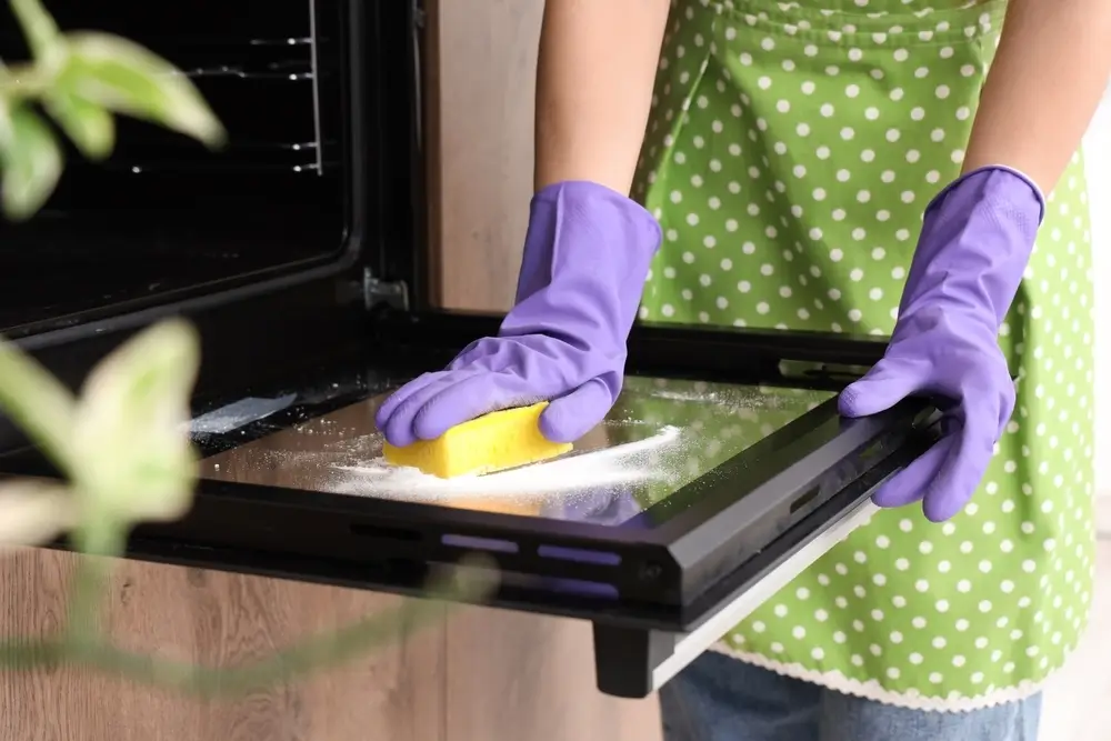 Jak umyć piekarnik? Sprawdzone sposoby domowe i profesjonalne