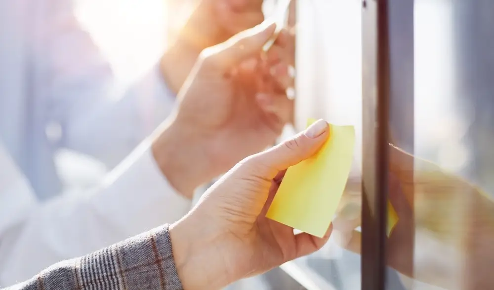 Jak usunąć klej po naklejce z różnych powierzchni?