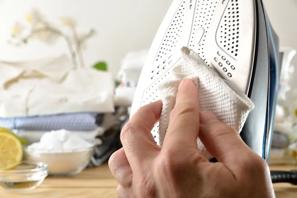 Jak wyczyścić żelazko? Skuteczne sposoby na przypaloną stopę